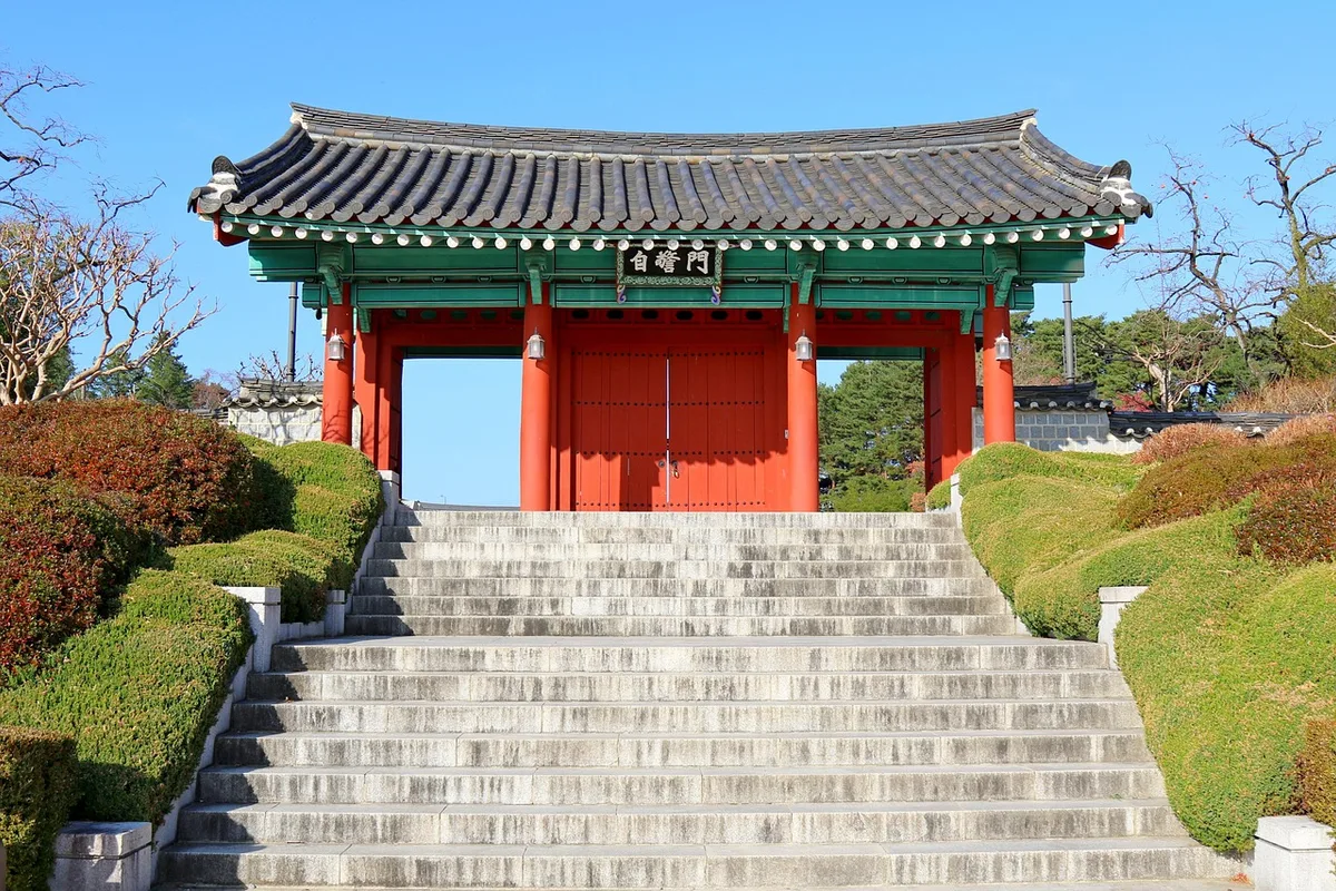 돌계단 위에 선 단청 입힌 전통 문