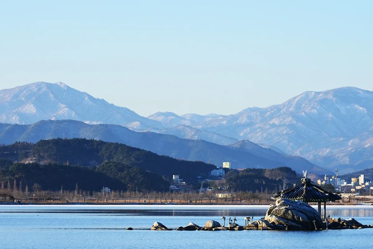 산 그림자가 비친 잔잔한 호수