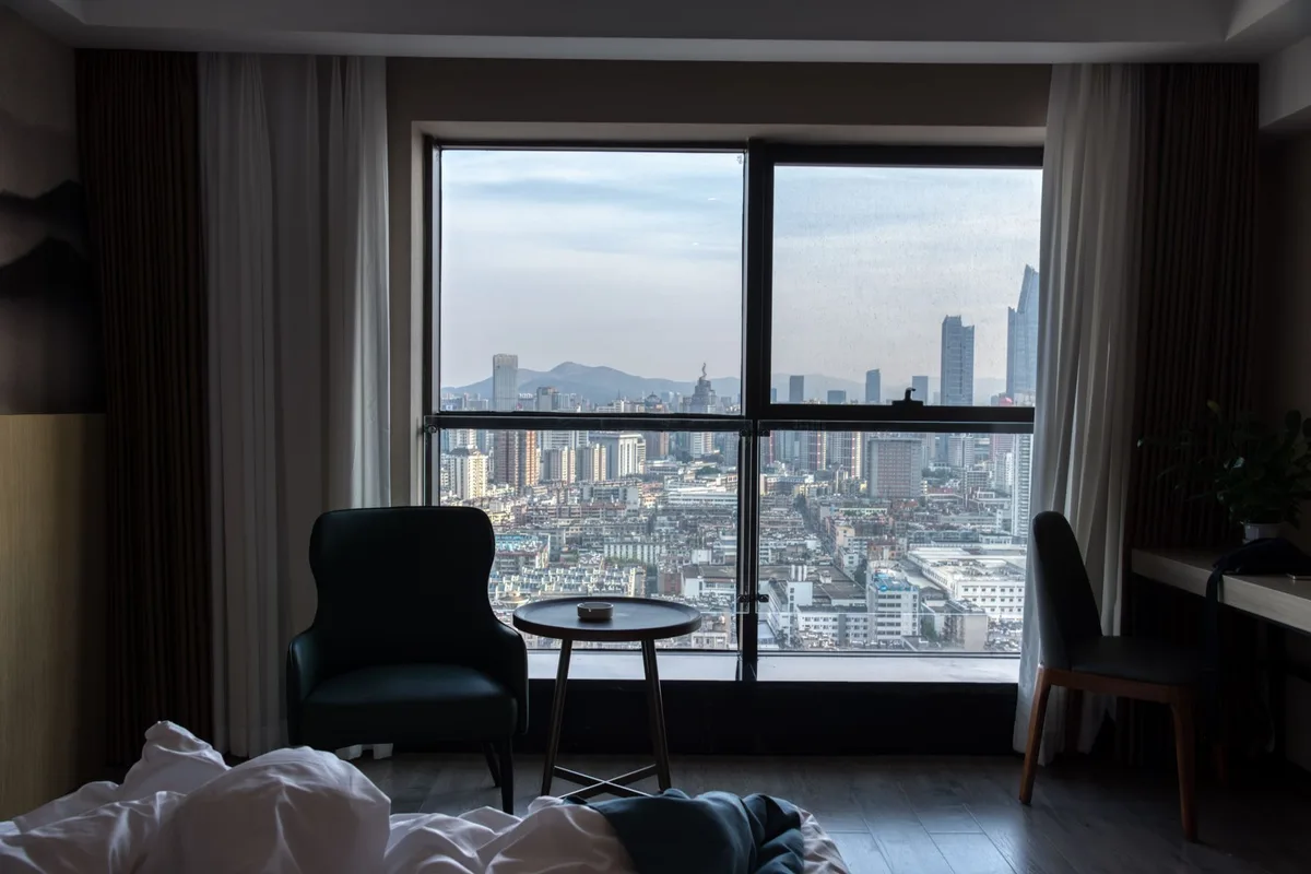 넓은 창과 라운지가 있는 프리미엄 스위트